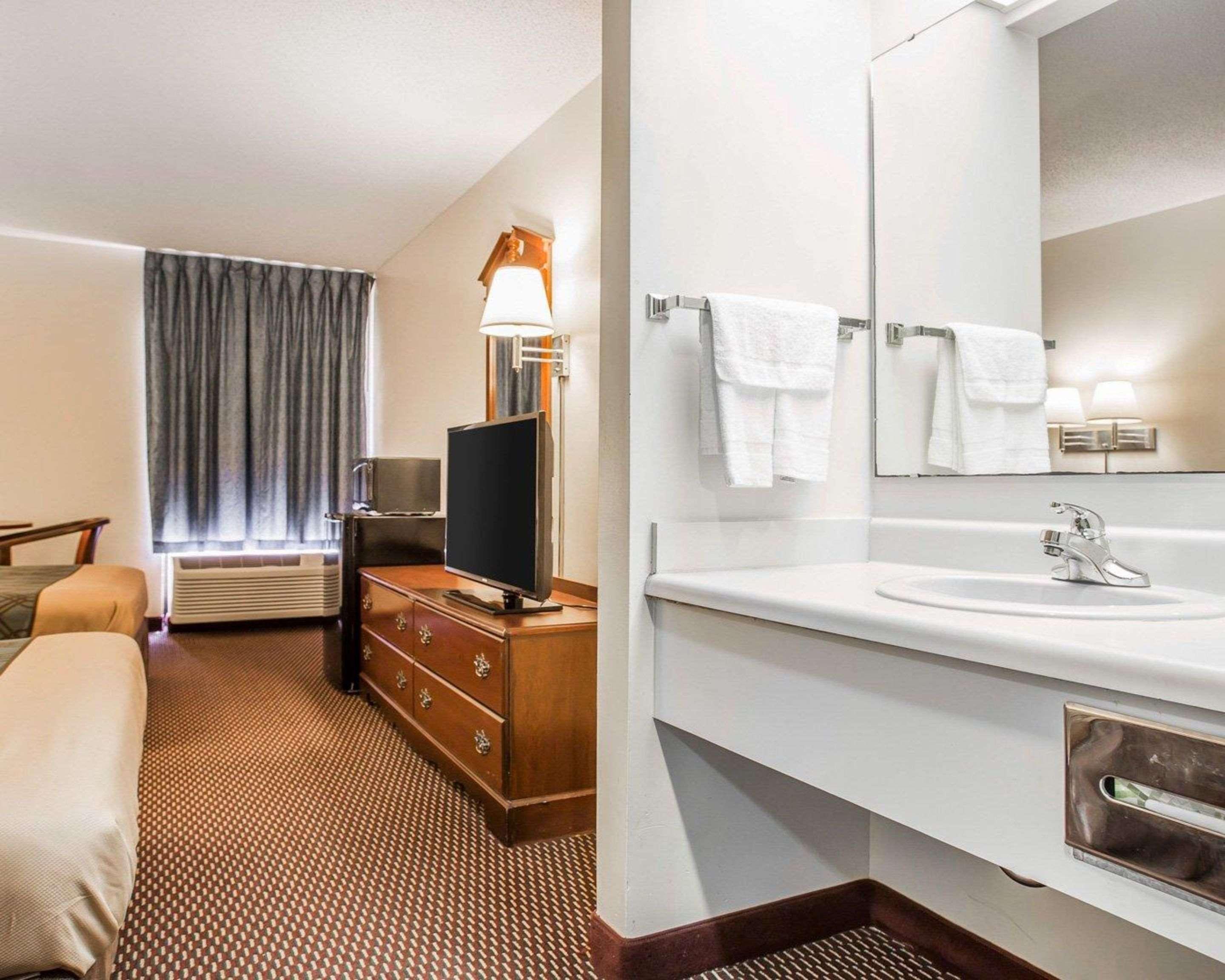 Econo Lodge St. Stephen Bagian luar foto